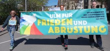Spitze des Demozuges mit Banner, Ulm, Karsamstag 2025