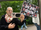 Mit Humor, Individualität und einem Augenzwinkern präsentierte sich ein Flohmarktbesucher auf der Münsteraner Promenade.