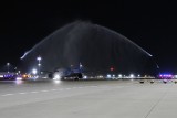 Die erste Passagiermaschine wird von der Flughafenfeuerwehr mit einer Wasserfontäne begrüßt (Foto: Dennis Deis)